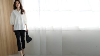 スッキリとしたシルエットに身体に沿うような無駄のないスリムライン、きれいめな佇まいが好印象な“ティナカプリパンツ”